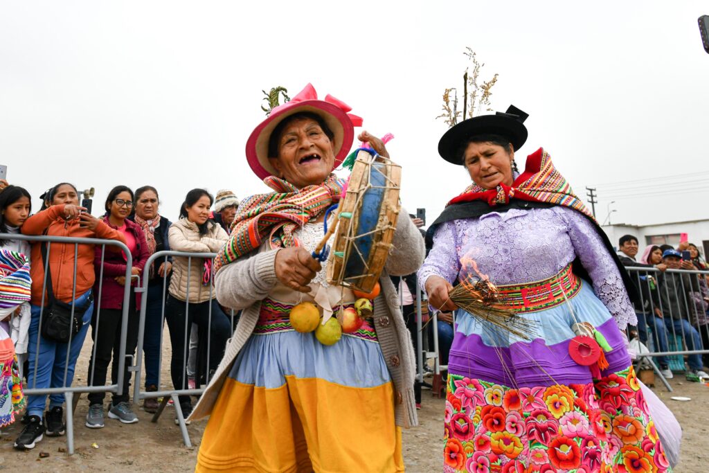 comerciantes del mercado tierra prometida santa anita trajes típicos y danzas por aniversario
