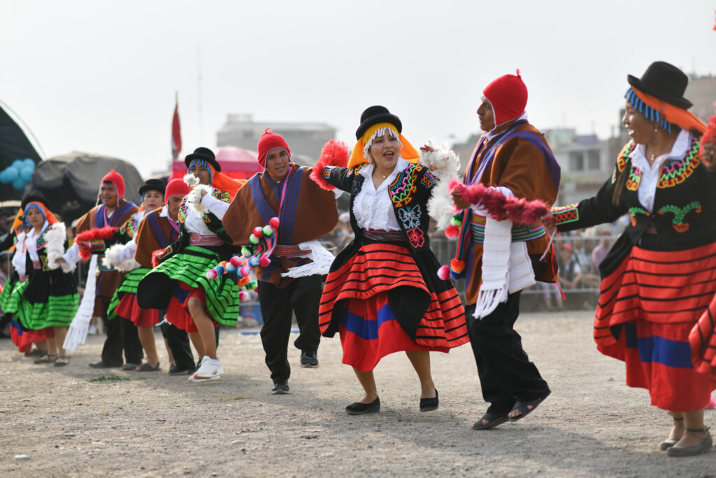 comerciantes del mercado tierra prometida santa anita trajes típicos y danzas por aniversario