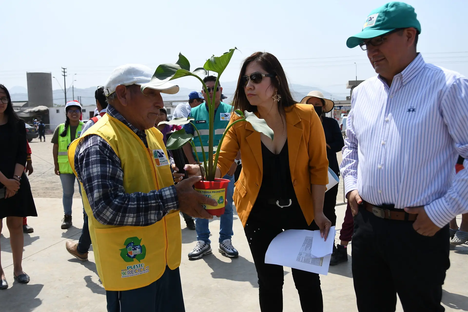 mercado tierra prometida santa anita programa de reciclaje en mi puesto yo reciclo comerciante
